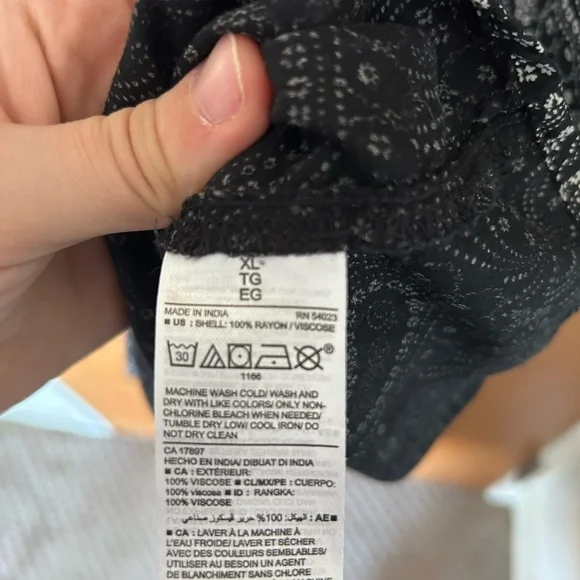 Old Navy Black Paisley Women's Top - Picture 4 of 4